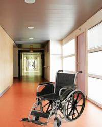 Chaise roulante dans un couloir d'hpital