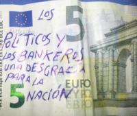 Un message crit en espagnol sur un billet de 5 euro 