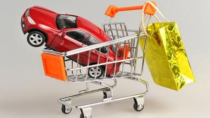 Voiture dans un chariot de courses