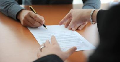 Une personne indiquant o signer un contrat