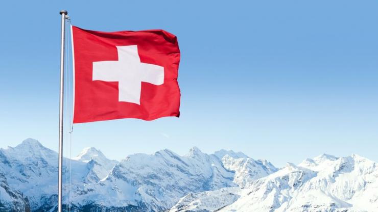 Drapeau suisse et paysage alpin