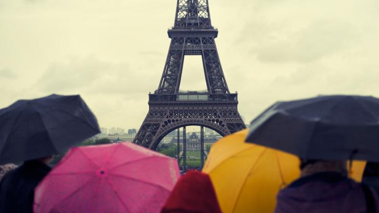 Parapluies au pied de la Tour Eiffel  Paris