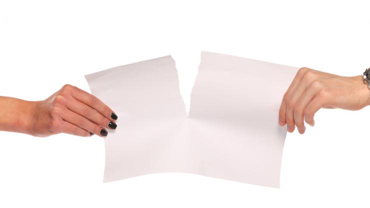 Un homme et une femme se dispute une feuille de papier dchire
