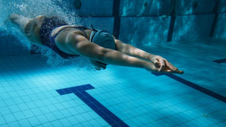 Femme nageant sous l'eau dans une piscine