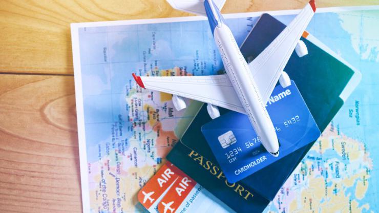 Billets d'avion, passeport et carte bancaire