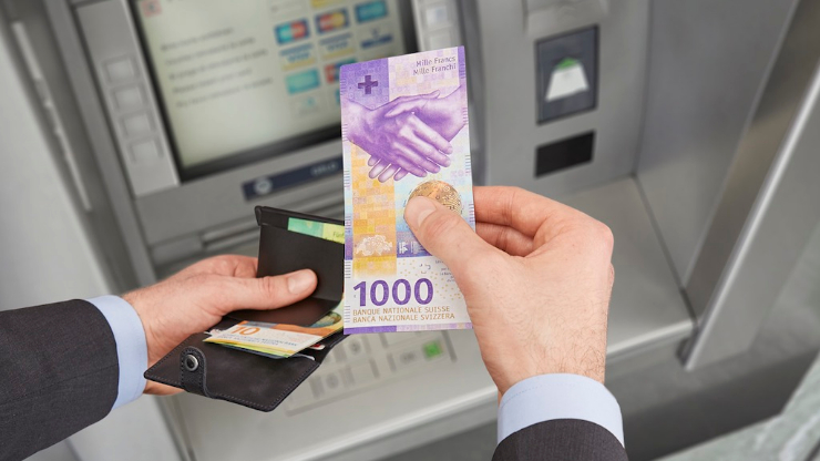 Retrait au distributeur d'un billet de 1000 francs suisses