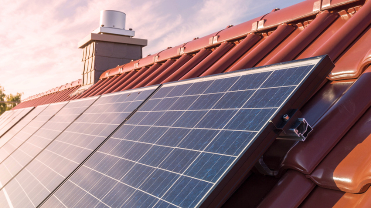 Panneaux photovoltaques sur le toit d'une maison