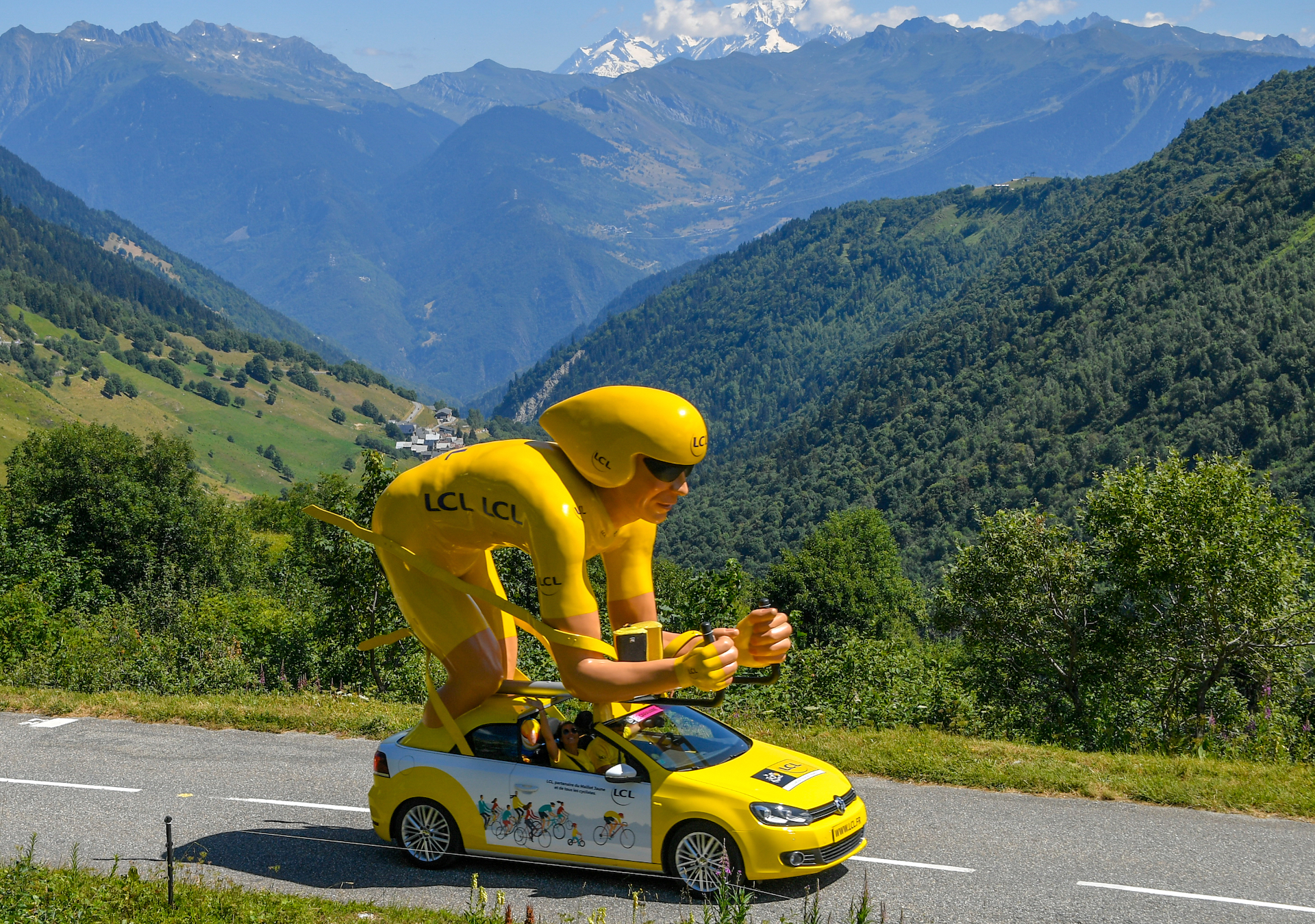Vhicule LCL dans la caravane du Tour de France
