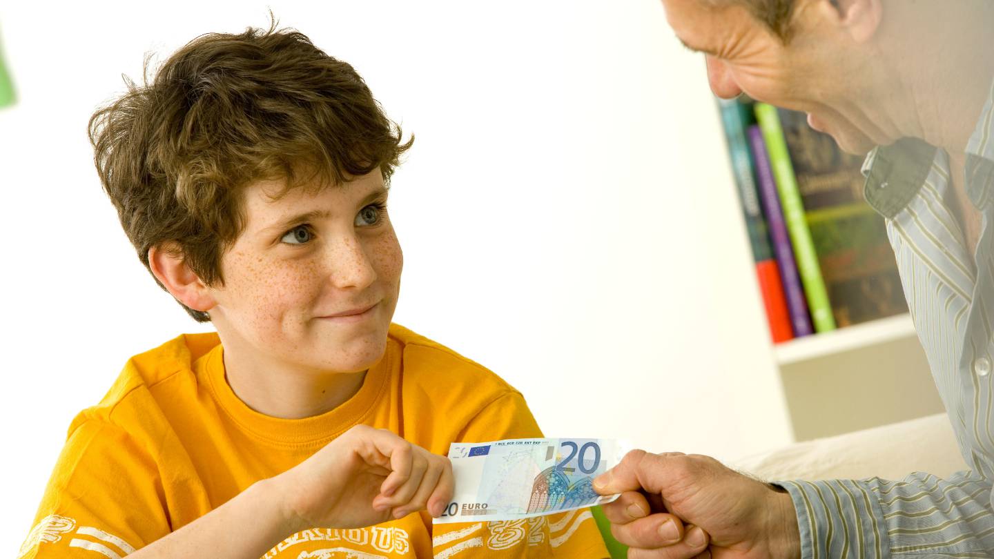 Un pre donne un billet de 20 euros  son fils