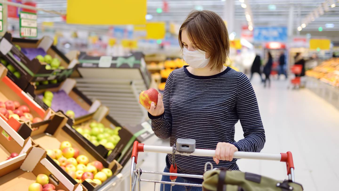 Femme avec masque faisant ses courses au supermarch