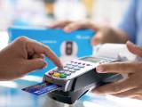 Consommateur tapant son code de carte bancaire