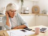 Une personne à la retraite qui fait ses comptes