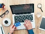 Homme effectuant un achat en ligne par carte bancaire