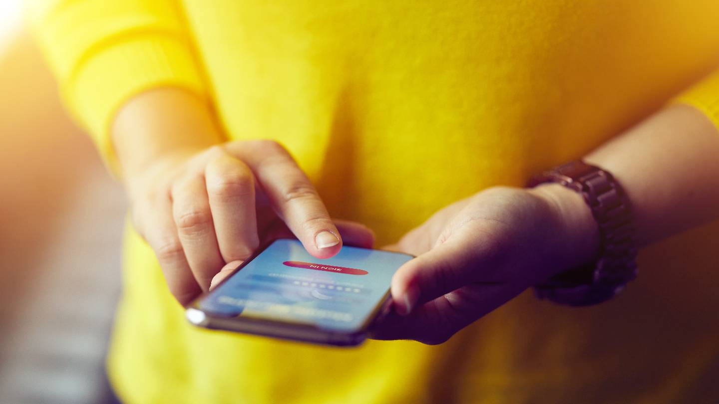Une femme se connecte  l'application mobile de sa banque