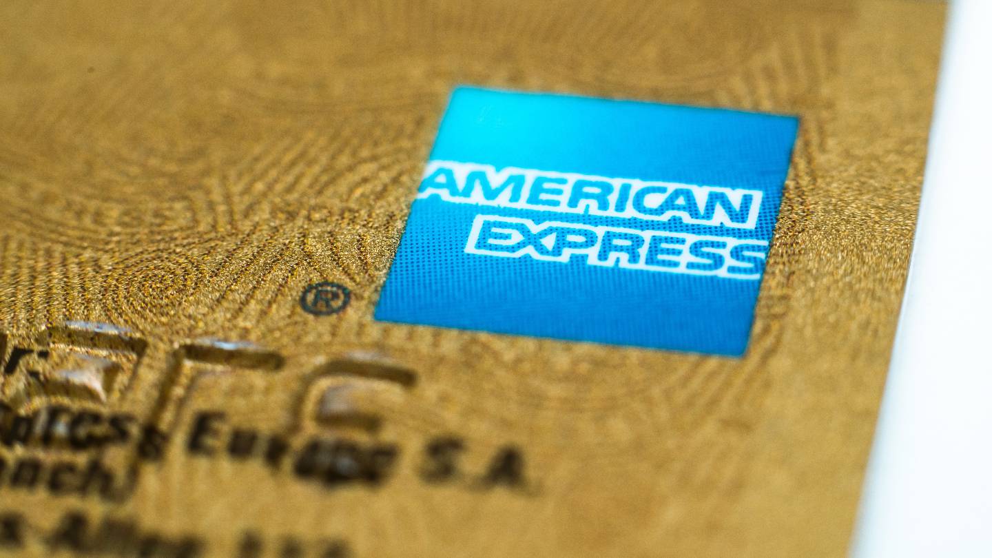 Gros plan sur une carte American Express Gold