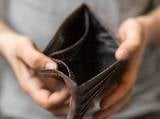 Un homme ouvre un portefeuille vide
