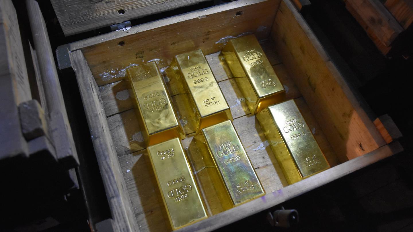 Lingots d'or dans un vieux coffre