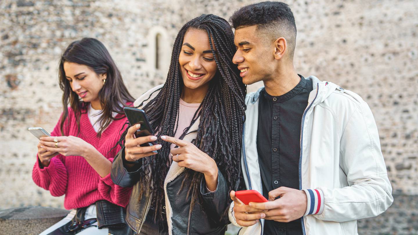 Jeunes utilisant leur smartphone en groupe