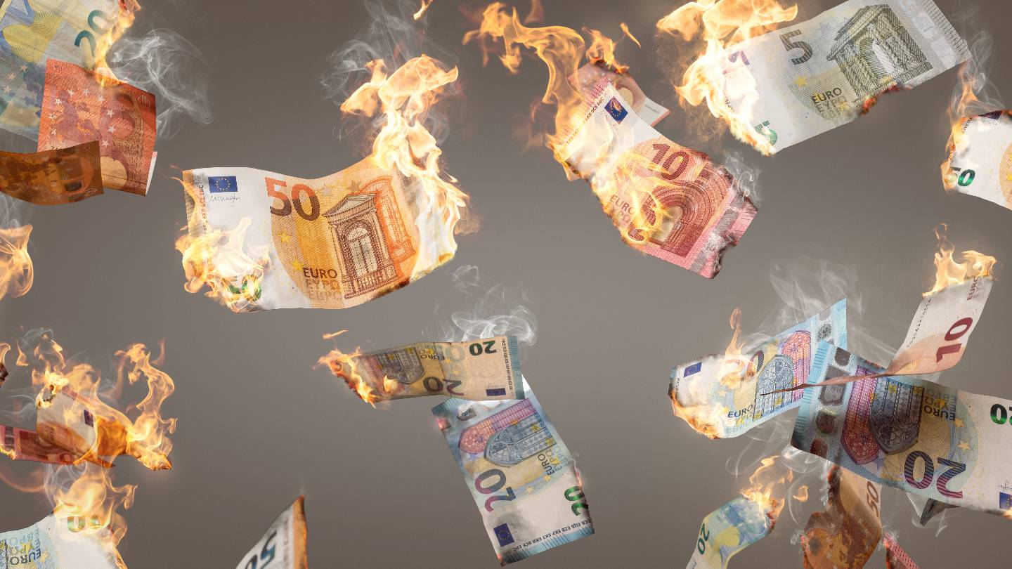 Pluie de billets en euros en feu