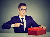 un homme pointant du doigt un cadeau