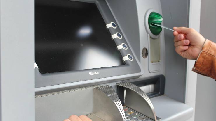 Un retrait d'argent dans un distributeur automatique
