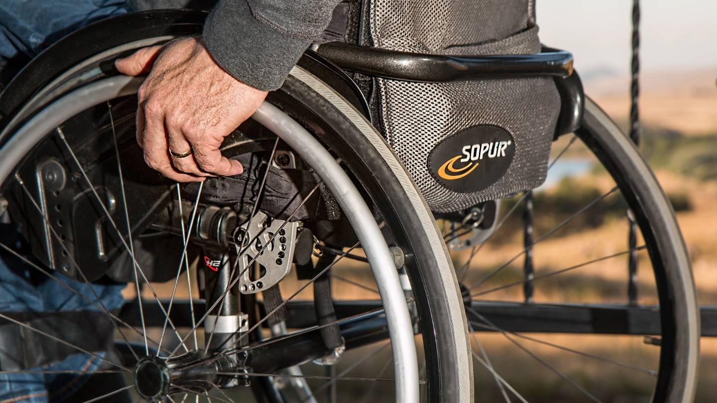 Une personne en fauteuil roulant