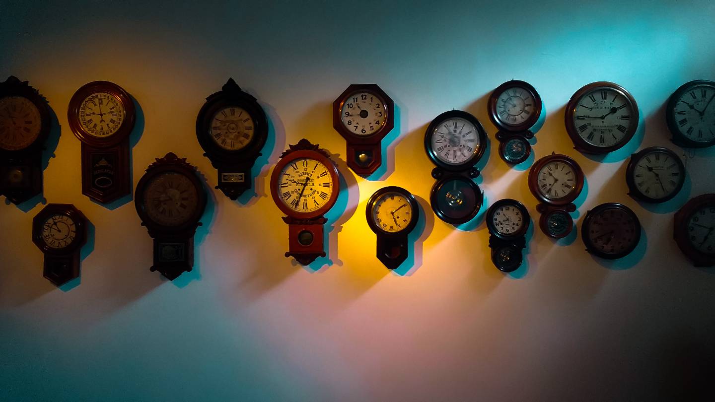 Un mur d'horloges