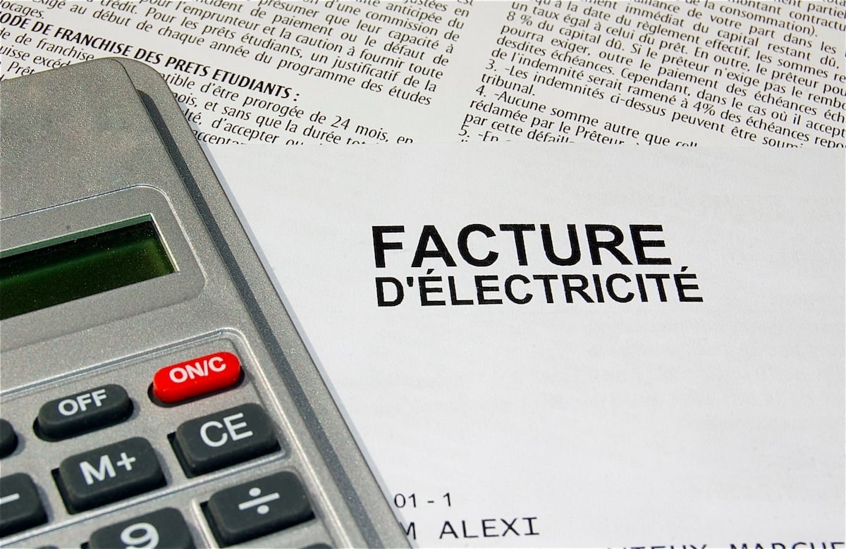 Un document facture d'lectricit avec une calculatrice.