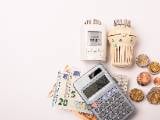 Une calculatrice, des billets et un thermostat.