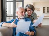 Un homme et une femme discutent en regardant des documents.