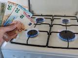 Quelqu'un tient des billets  ct d'une gazinire.