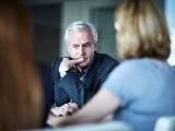 Un homme l'air préoccupé 