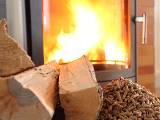 Un pole et des pellets de bois.
