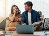 Un homme et une femme regardent un ordinateur l'air inquiet