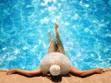 Une femme dans une piscine.