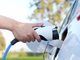 Une personne recharge une voiture lectrique.