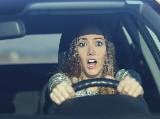 Une femme effraye dans une voiture.