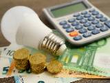 Des billets, une ampoule et une calculatrice.