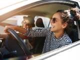 Deux personnes dans une voiture