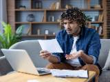 Un homme regarde son ordinateur en s'interrogeant.