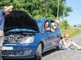 Une famille en panne de voiture.