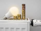 Une ampoule, des pices de monnaie sur un radiateur.