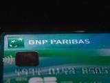Une carte bancaire BNP Paribas