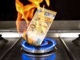 Un billet de 50 euros brul par du gaz.