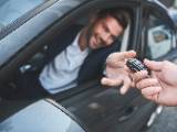 Un homme reoit des clefs de voiture.