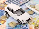 Une voiture miniature sur des billets.