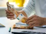 homme comptant des billets