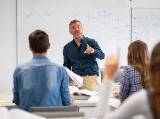 Un professeur dans une classe.